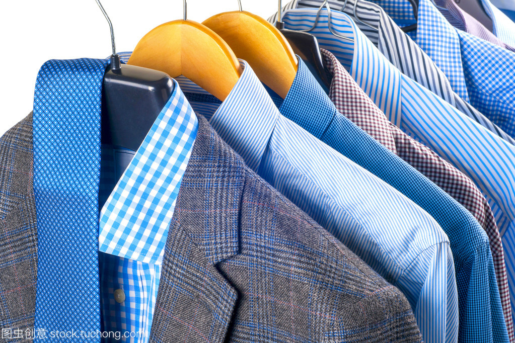 在衣架上的襯衫。男士西裝
