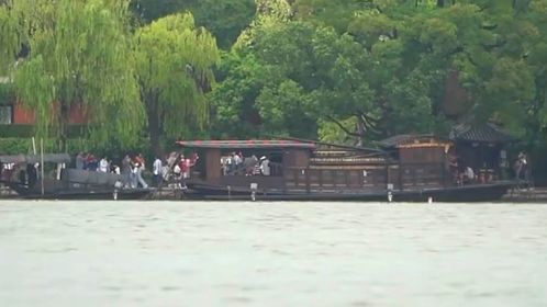 國慶首日嘉興南湖景區游客激增，超萬人次登島游覽，景區管理有序應對